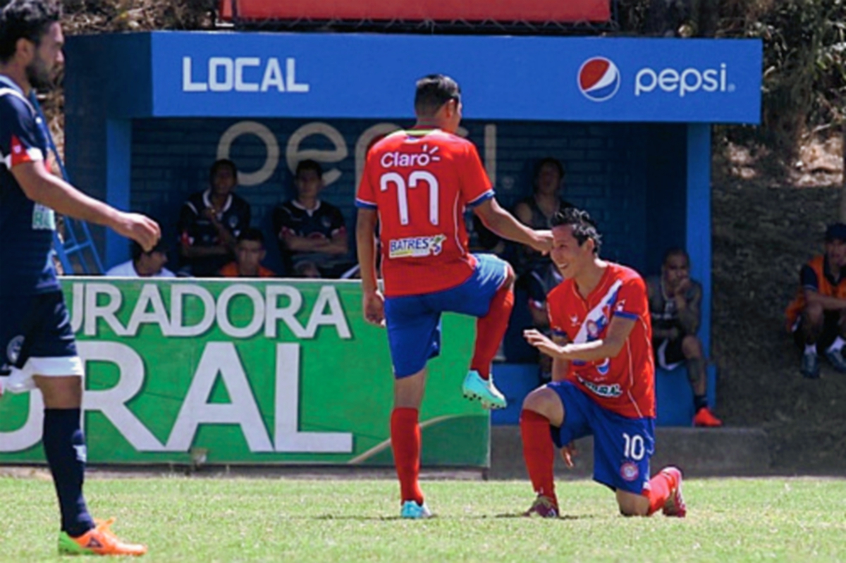Javier Longo celebra el primer gol de Xelajú (Foto Prensa Libre: Óscar Felipe)