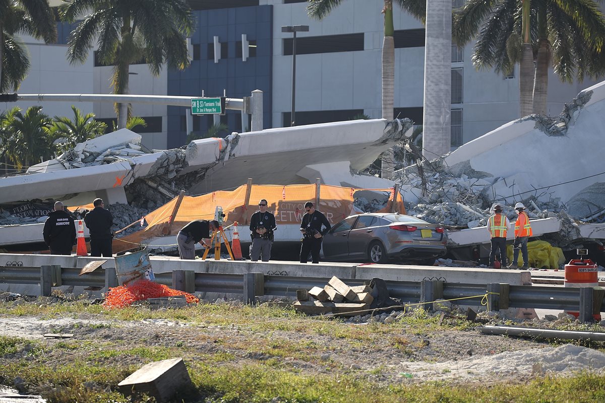 Al menos seis personas murieron luego de que un puente peatonal se derrumbara en Miami, Florida. (Foto Prensa Libre: AFP)