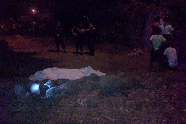 Agentes de la PNC esperan al MP para que procese la escena donde murió Victor Manuel Castillo. (Foto Prensa Libre: Carlos Paredes)