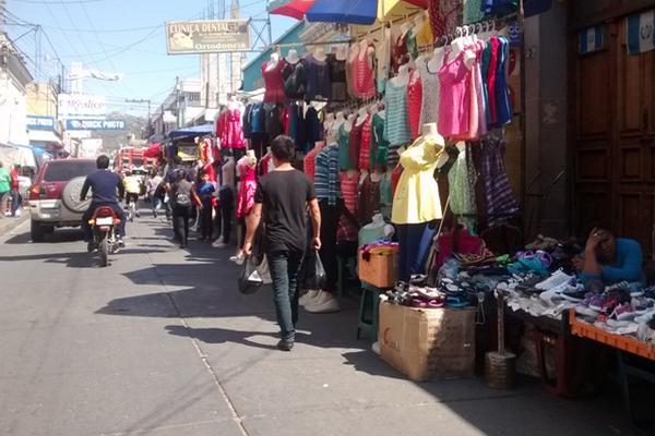 Comerciantes de Huehuetenango ocupan las aceras con sus puestos, lo que impide la libre locomoción de vecinos. (Foto Prensa Libre: Mike Castillo)