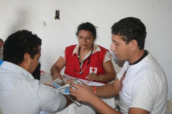Un vecino dona sangre en la jornada de donación realizada en Cobán, Alta Verapaz. (Foto Prensa Libre: Ángel Martín Tax)<br _mce_bogus="1"/>