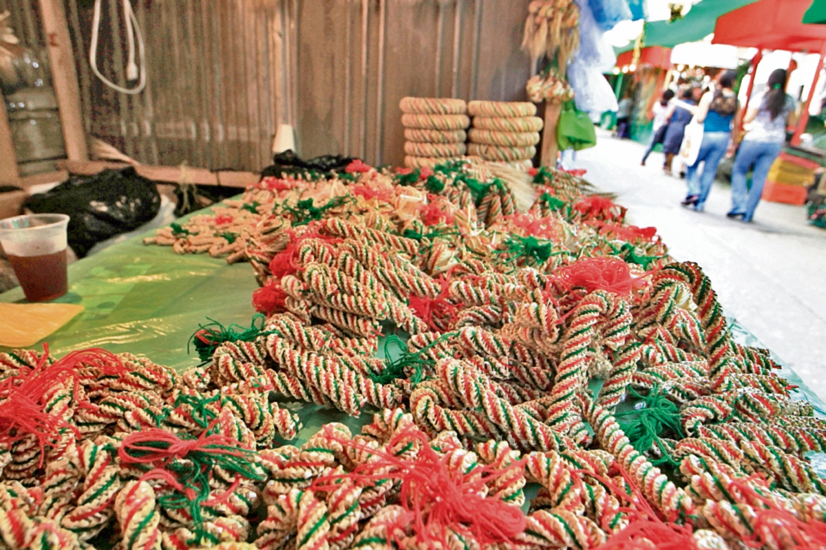 coronas y variedad de adornos de trigo para decorar se pueden encontrar en un local ubicado a un costado del Mercado Central, en la zona 1. (Foto Prensa Libre:: Edwin Bercián)