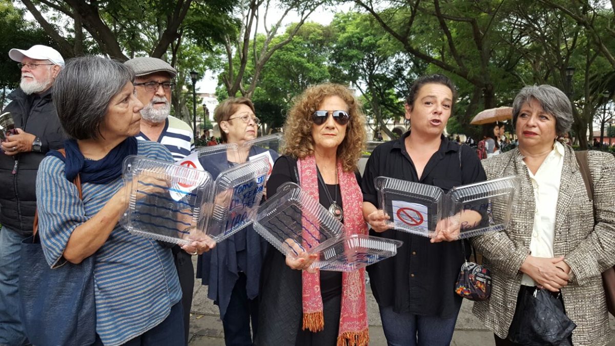 Un grupo de personas manifestó su rechazo a la decisión de trasladar a la Feria del Libro a otra sede (Foto Prensa Libre: Julio Sicán).