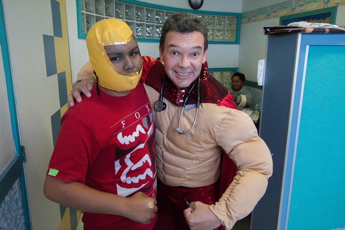 Vestido de superhéroe, Sergio Gallegos (der.) atiende a niños con cáncer en el oeste de México. (Foto Prensa Libre: AFP).