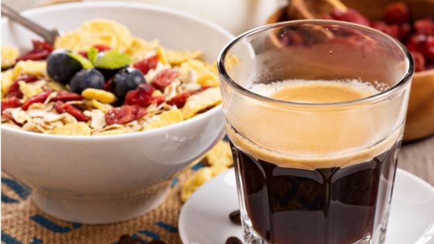 Quizás te convenga repensar tu rutina alimentaria en el desayuno... (VESELOVAELENA / GETTY IMAGES)