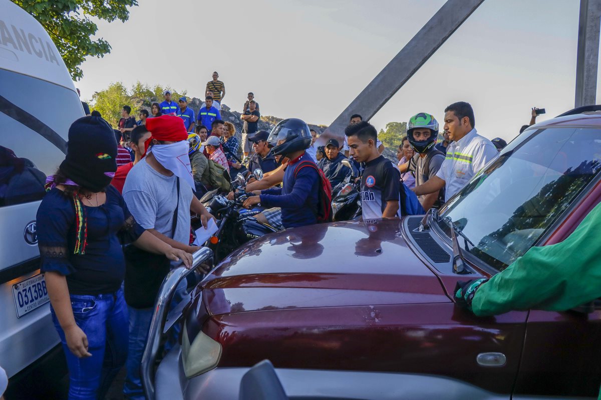 Universitarios de Quetzaltenango y Suchitepéquez bloquean el paso por el puente Castillo Armas, en Retalhuleu. (Foto Prensa Libre: Rolando Miranda)