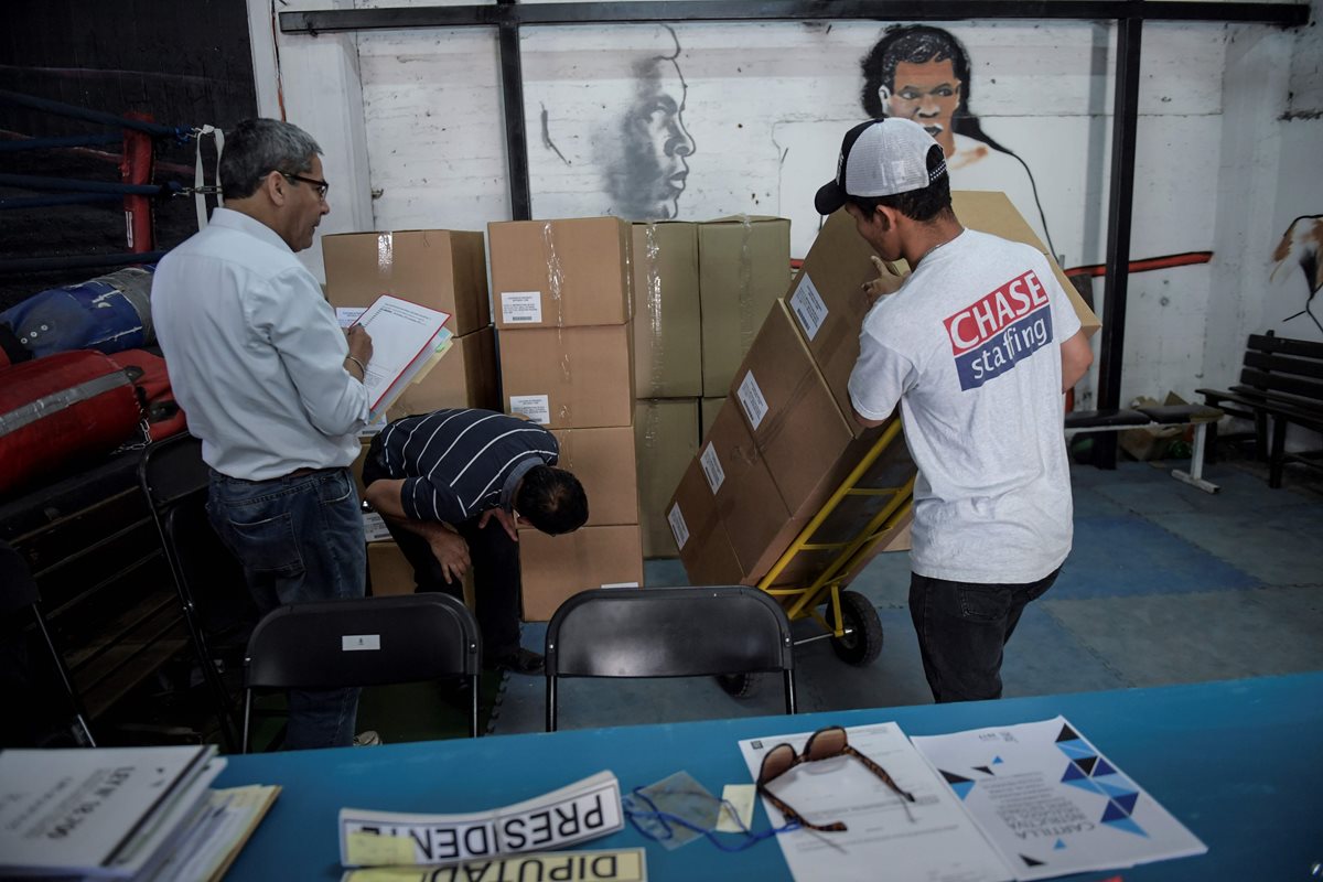 Preparan mesas electorales para la elección de este domingo. (Foto Prensa Libre: AFP)