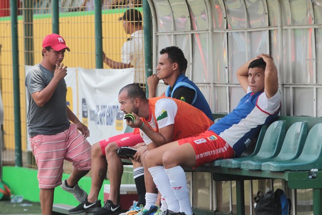 Los jugadores del Deportivo Mictlán lucen desconsolados por el descenso a la Primera División. (Foto Prensa Libre: Norvin Mendoza)