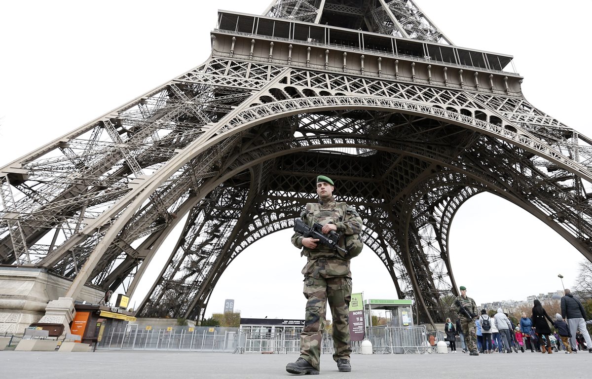 <span>Un soldado patrulla bajo</span> <span>la torre</span> <span>Eiffel en París</span><span>, Francia. (AFP).</span>