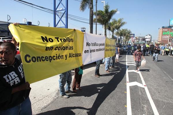 Vecinos protestan durante la inauguración del viaducto Benedicto XXVI en la zona 10. (Foto Prensa Libre: Esbin García)<br _mce_bogus="1"/>