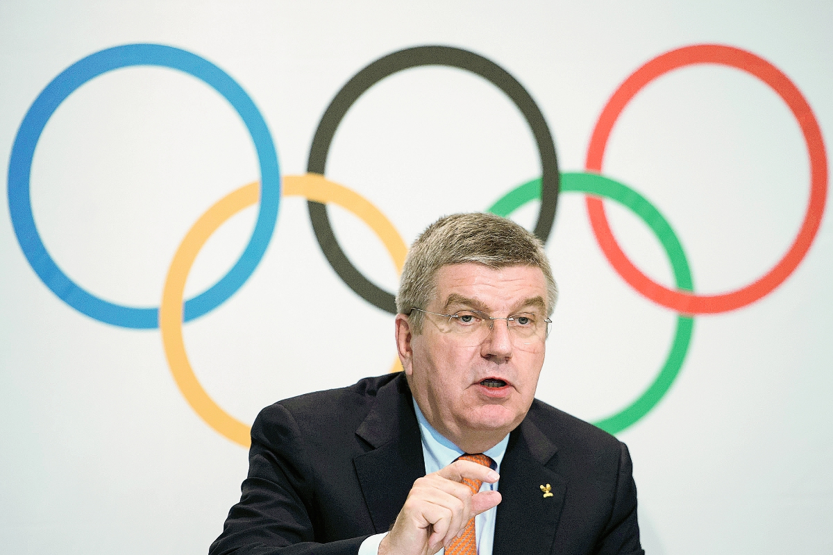 Thomas Bach durante su explicación a los medios de comunicación en conferencia de prensa sobre los derechos de transmisión de los Juegos Olímpicos(Foto Prensa Libre: AP)