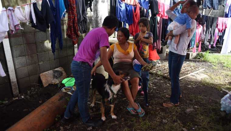 Los residentes de varias comunidades permanecen en un refugio temporal en Escuintla, la mayoría de ellos quedaron desempleados luego de la tragedia del Volcán de Fuego. (Foto Prensa Libre: AFP)