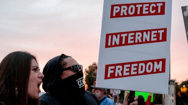 Los defensores de la neutralidad de internet argumentan que acabar con la normativa comprometería una red abierta y libre. REUTERS
