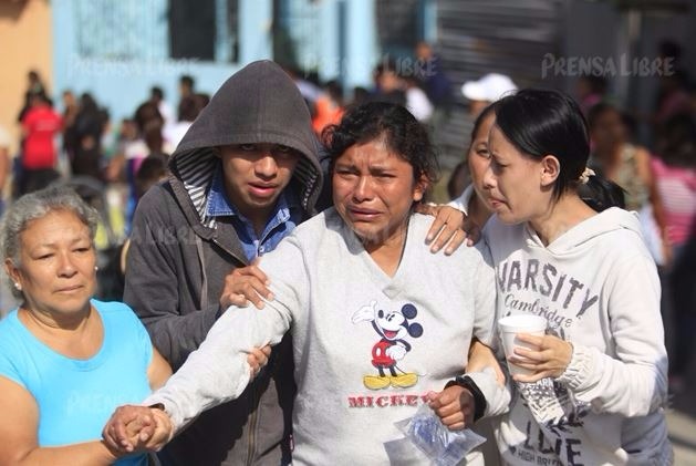 Una mujer entra en crisis nerviosa al ver la magnitud del desastre, busca a sus padres y hermanos. (Foto Prensa Libre: E. Bercian)