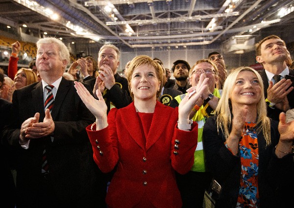 La líder nacionalista, Nicola Sturgeon, se congratuló por la victoria del SNP.(EFE)
