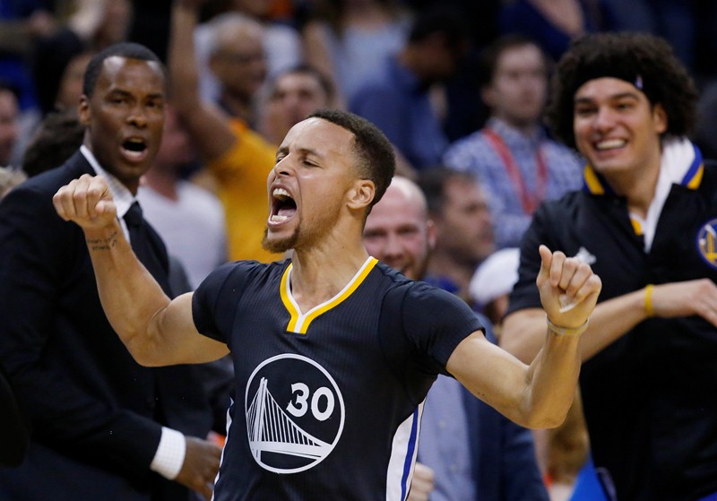 Curry continúa haciendo historia en la NBA con los Warriors. (Foto Prensa Libre: AP)