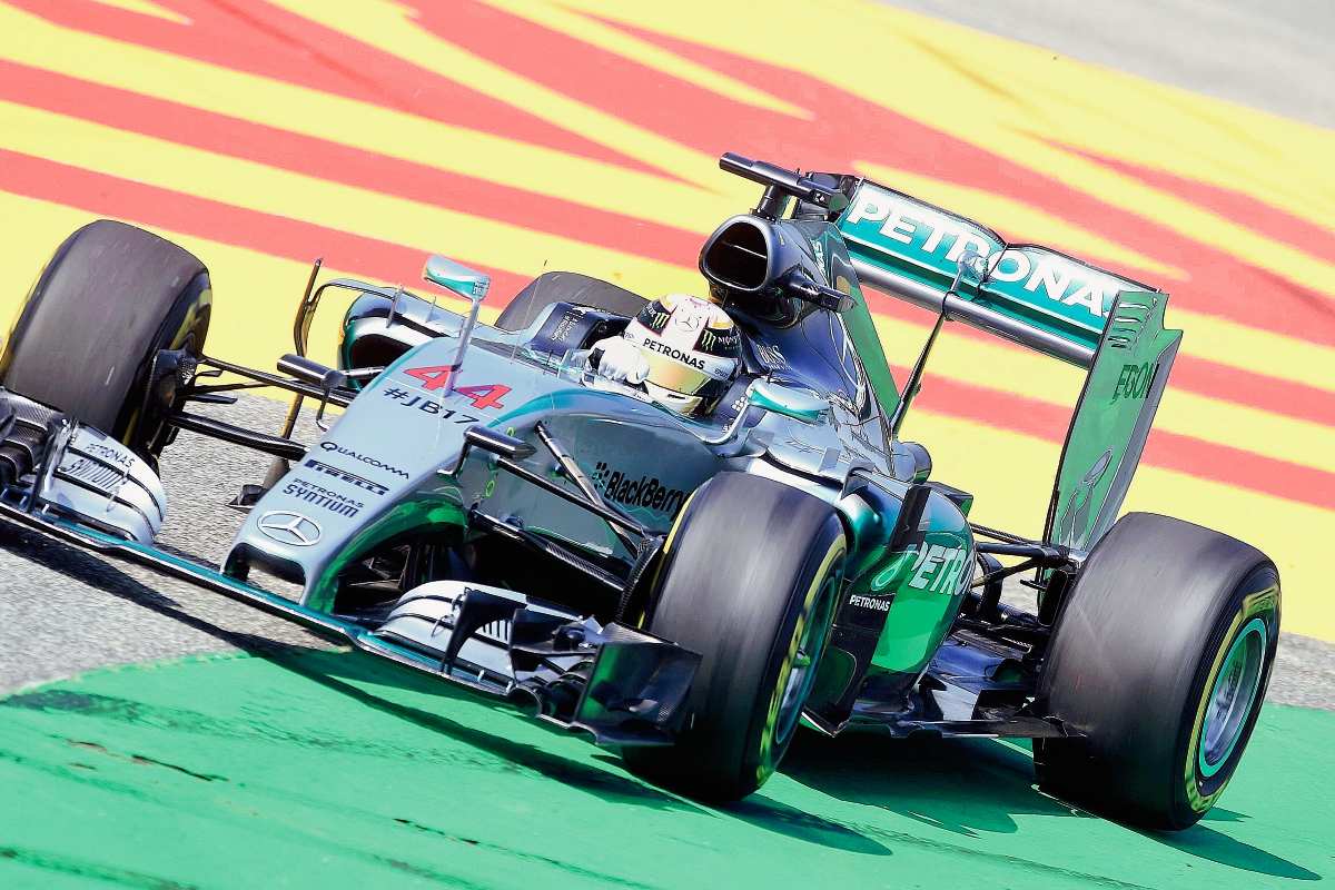 Lewis Hamilton compite en las segundas prácticas del GP de Hungría. (Foto Prensa Libre: AFP)