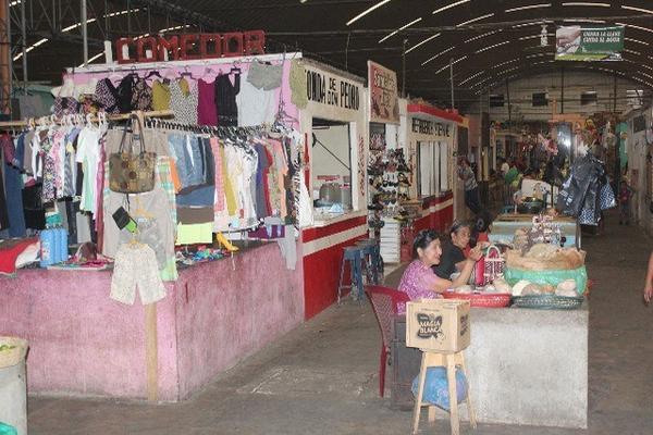 Inquilinos del mercado número 2 de Mazatenango, Suchitepéquez, rechazan incremento a derecho de piso. (Foto Prensa Libre: Danilo López)