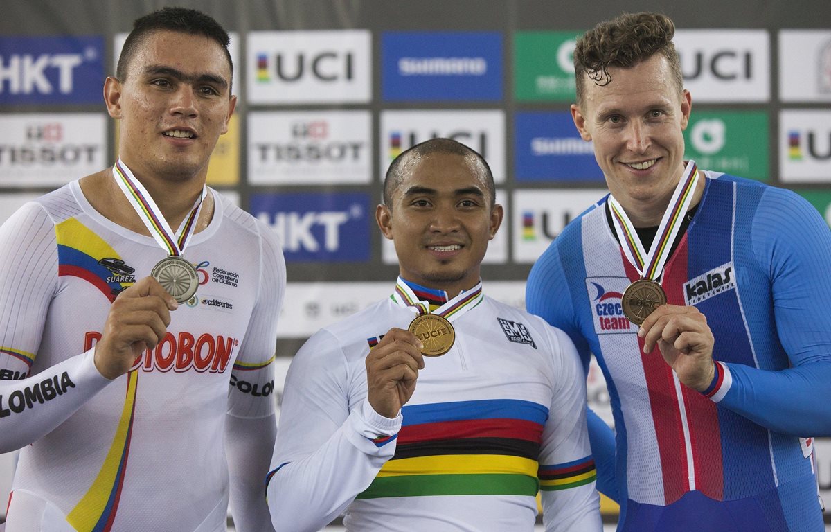 El colombiano Fabián Puerta posa con su medalla de plata junto al ganador del oro, el malasio Mohd Azizulhasni Awang, y al checo Tomas Babek, que logró el bronce. (Foto Prensa Libre: EFE).