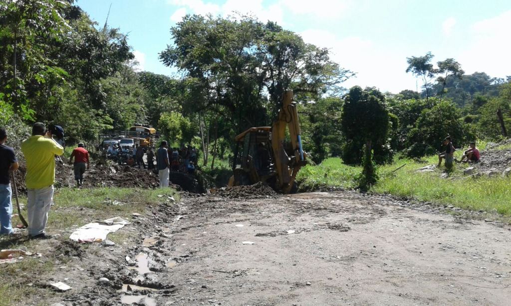 Área donde colapsó el puente en Los Amates, Izabal. (Foto Prensa Libre: Dony Stewart).