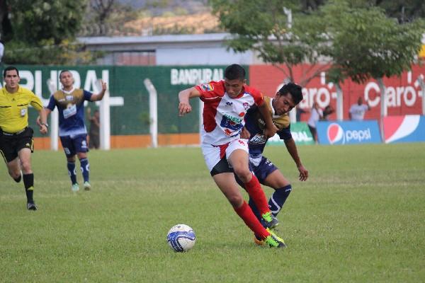 José Gracias pelea por el esférico con el defensa del FAS, Will Cautillo. (Foto Prensa Libre: Óscar González)