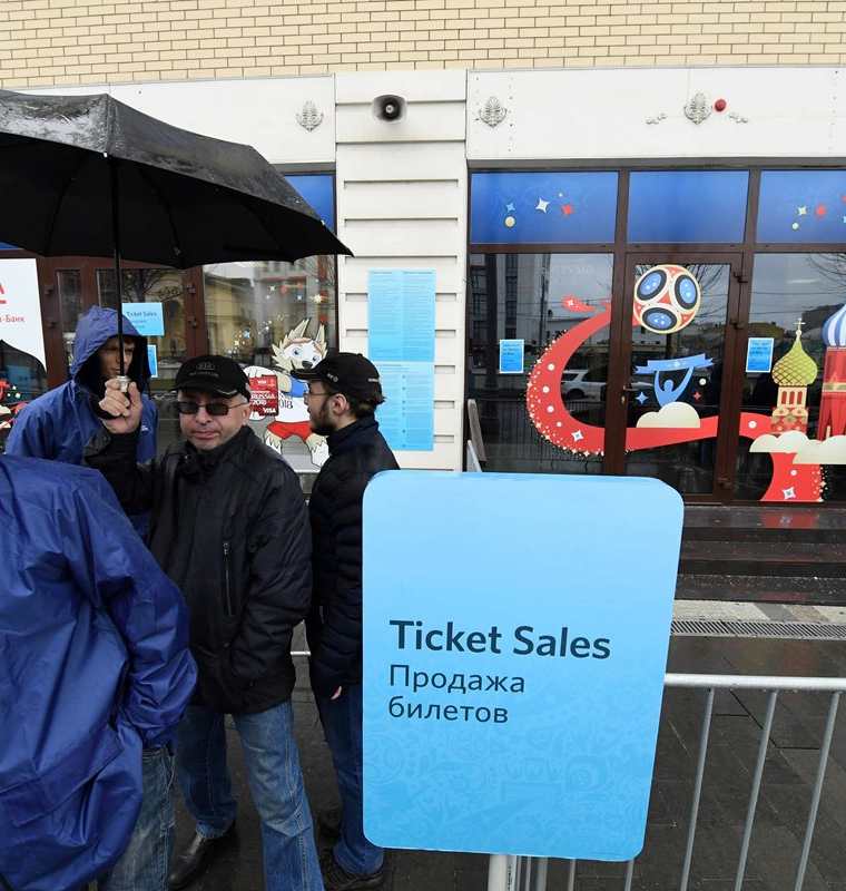 Voluntarios alistan la venta de boletos para los partidos del Mundial de Rusia.  (Foto Prensa Libre: AFP)