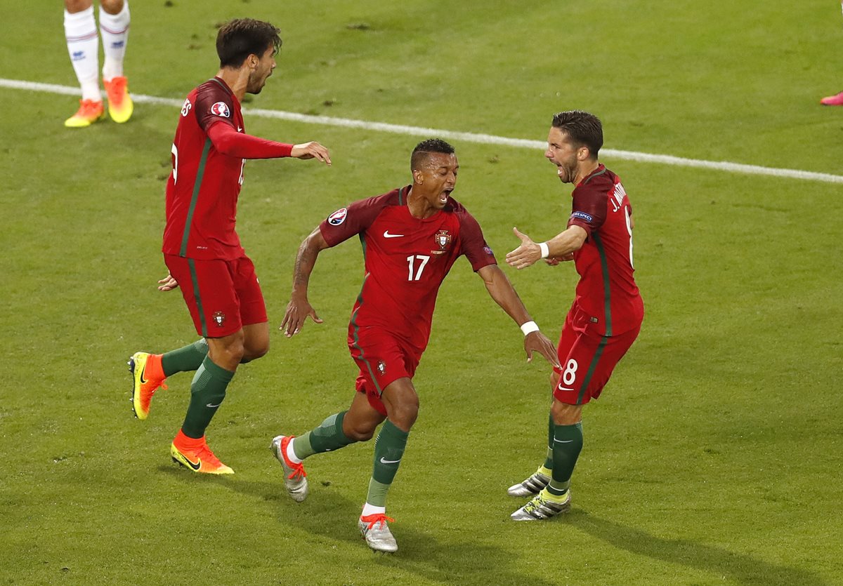 Nani celebró así el gol número 600 de la historia de la Eurocopa que significó 1-0 para los portugueses. (Foto Prensa Libre:AP)