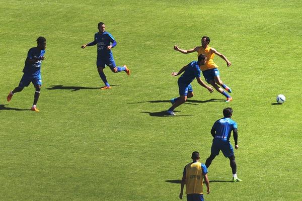 Jugadores de Municipal, durante la práctica que realizaron en el estadio Mateo Flores. (Foto Prensa Libre: Óscar Felipe)