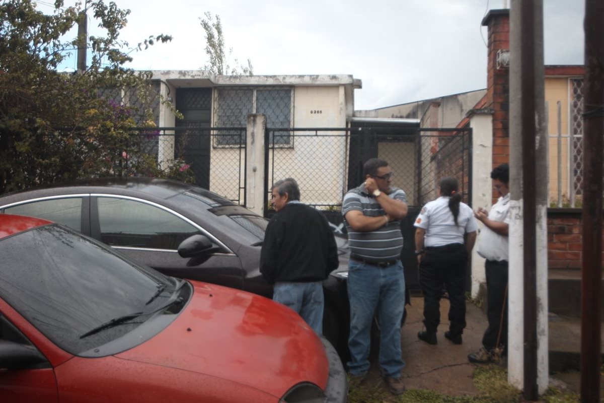 Autoridades, socorristas y familiares se encuentran en la casa en Mixco, donde ubicado fallecido al diputado Álvaro Velásquez, propiedad de uno de sus familiares (Foto, Prensa Libre: Érick Ávila)