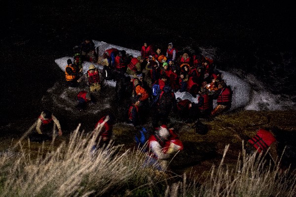 <span class="hps">Refugiados afganos</span> <span class="hps">desembarcar de</span> <span class="hps">un bote</span> <span class="hps">luego de cruzar</span> <span class="hps">el mar</span> <span class="hps">Egeo. (Foto Prensa Libre: AP)