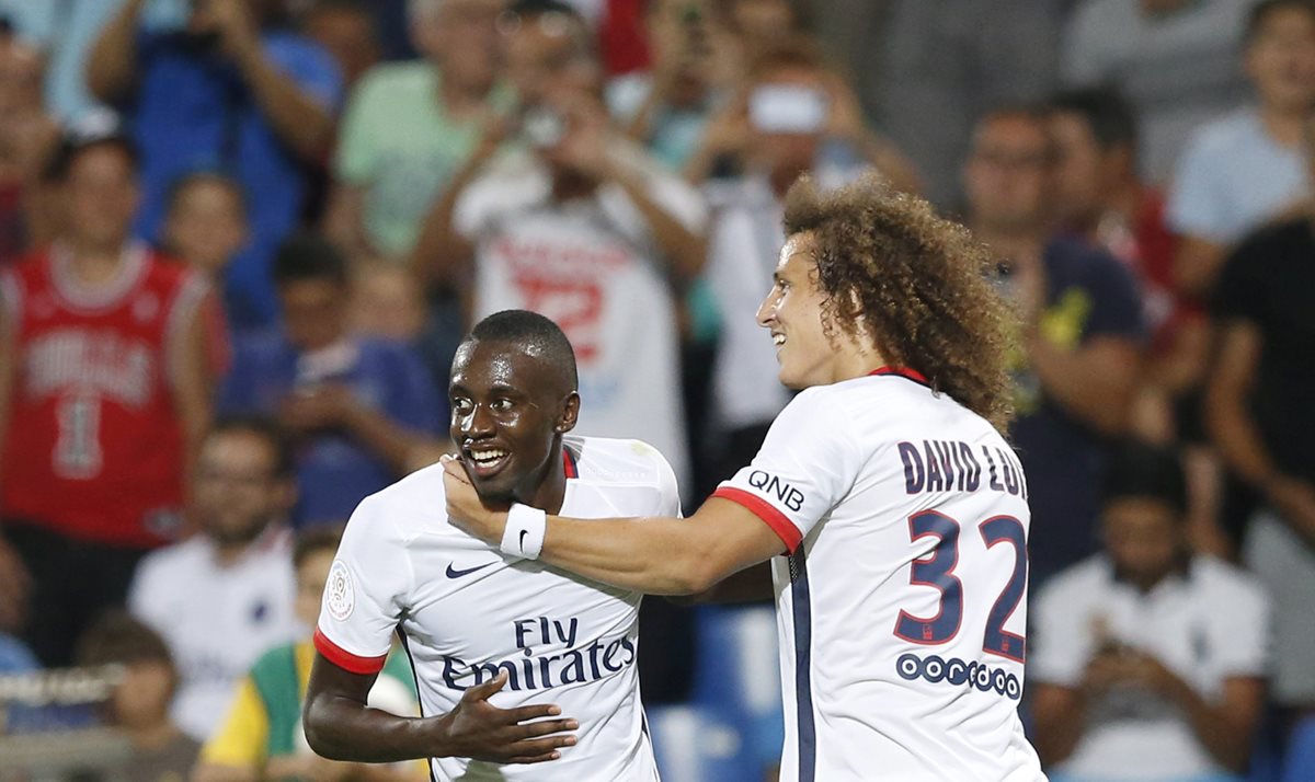 David Luiz felicita a Blaise Matuidi luego de que anotará el único gol del PSG: (Foto Prensa Libre: EFE)