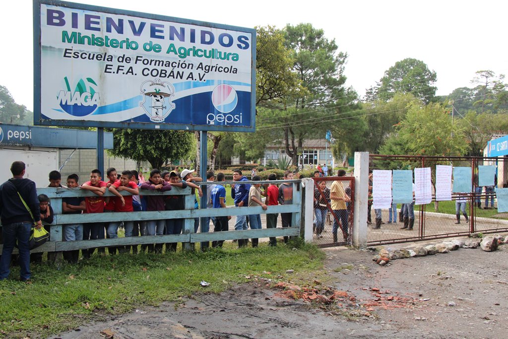 Estudiantes tomaron las instalaciones del centro educativo para exigir la renuncia del director. (Foto Prensa Libre: Eduardo Sam.)