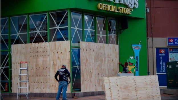 En Mazatlán, los comercios se protegieron con tablones de madera. ALFREDO ESTRELLA/AFP/GETTY IMAGES