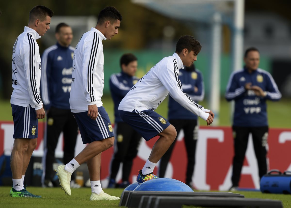 Paulo Dybala, Cristian Pavón y Giovani Lo Celso se unieron a la selección y ya entrenan. (Foto Prensa Libre: AFP)