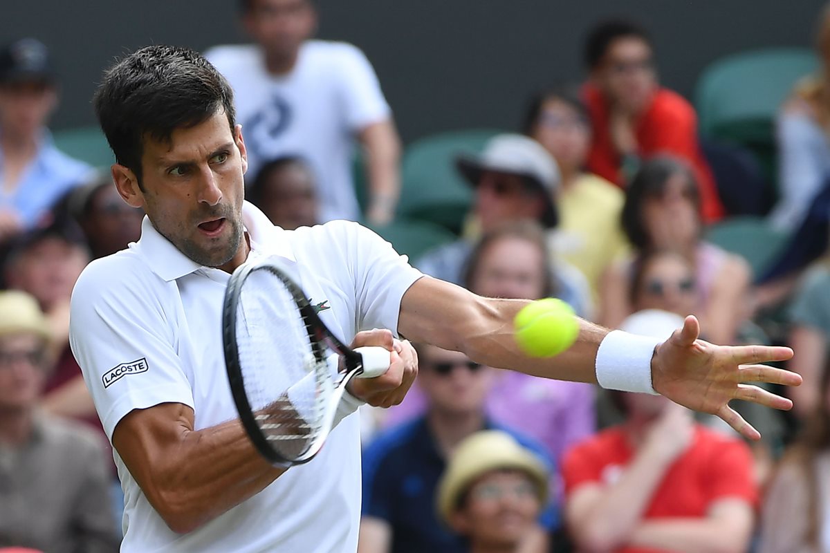 Djokovic se benefició de la retirada del eslovaco Martin Klizan cuando dominaba por 6-3 y 2-0, lesionado en la pantorrilla. (Foto Prensa Libre: AFP)