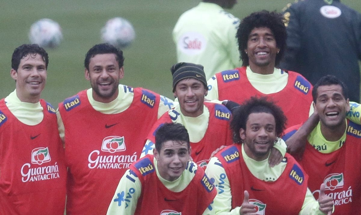 Dante jugó con Neymar en la selección de Brasil. (Foto Prensa Libre: AP)