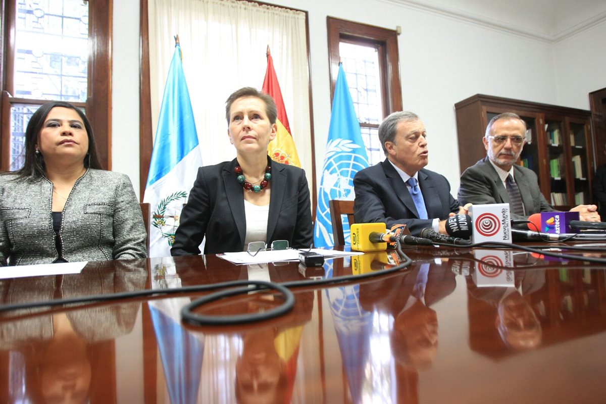 La coordinadora residente de Naciones Unidas en Guatemala, Valerie Julliand y el comisionado de la Cicig, Iván Velásquez, reciben la donación de 7.3 millones de la Embajada de España. (Foto Prensa Libre: Esbín García)