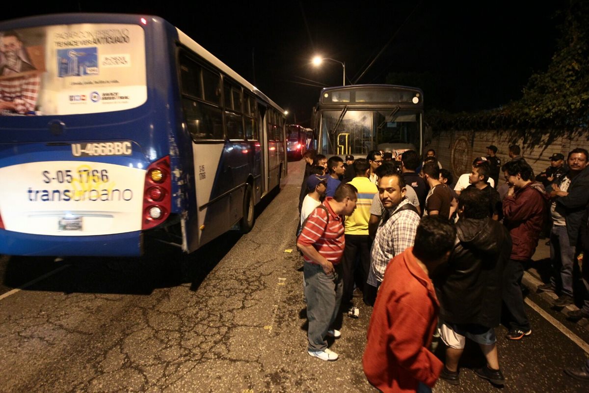 Pilotos de Transurbano bloquean la Avenida Petapa y la calzada Atanasio Tzul, en la zona 12. (Foto Prensa Libre: Álvaro Interiano)