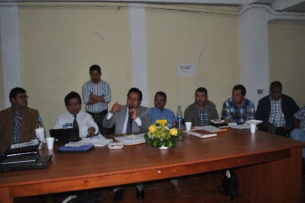 Funcionarios y  alcaldes, en diálogo.