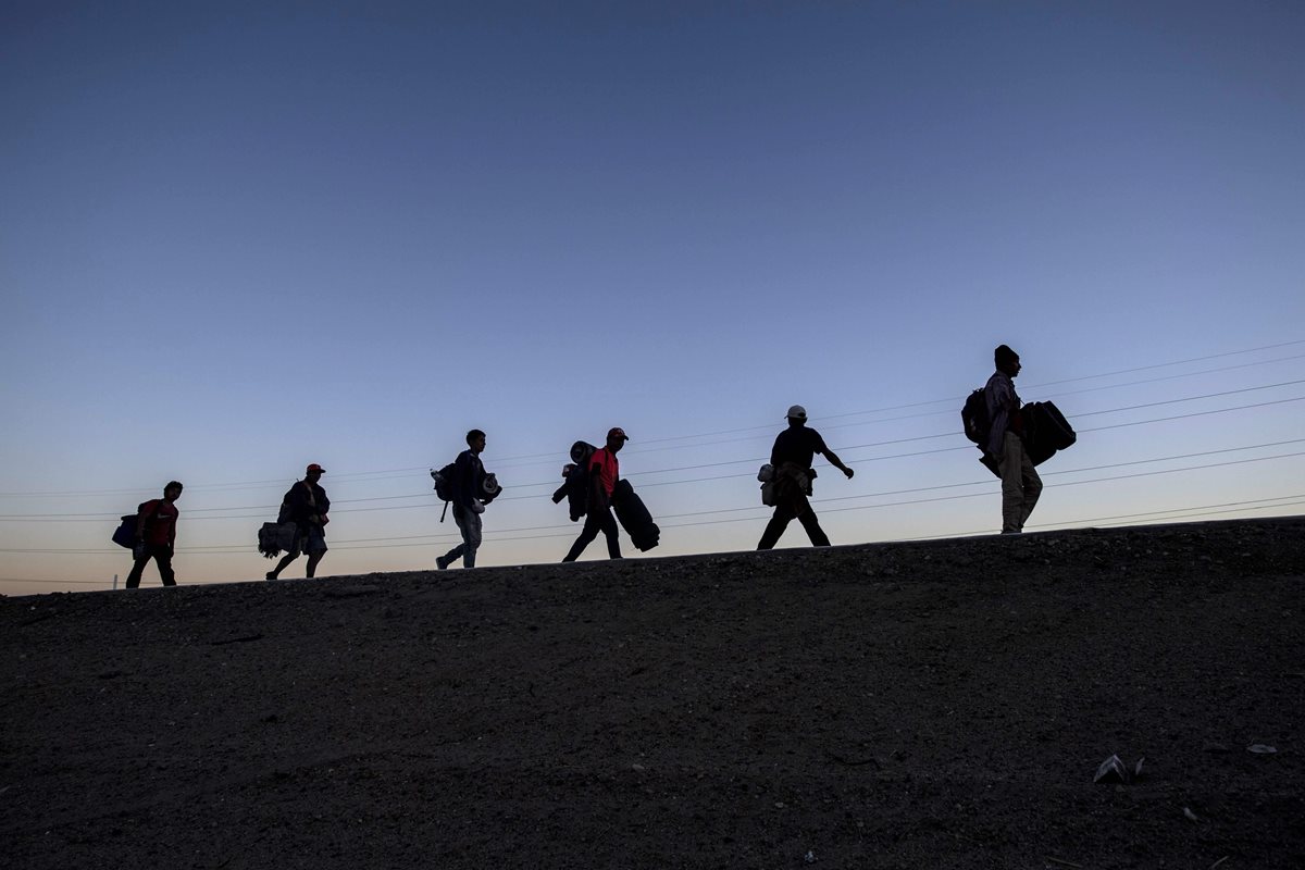 Migrantes centroamericanos llegan, exhaustos, a Tijuana, México. (Foto Prensa Libre: AFP)