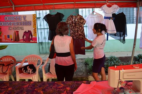 Mujeres muestran prendas que confeccionaron luego de recibi curso de corte y confección en Retalhuleu. (Foto Prensa Libre: Jorge Tizol)<br _mce_bogus="1"/>