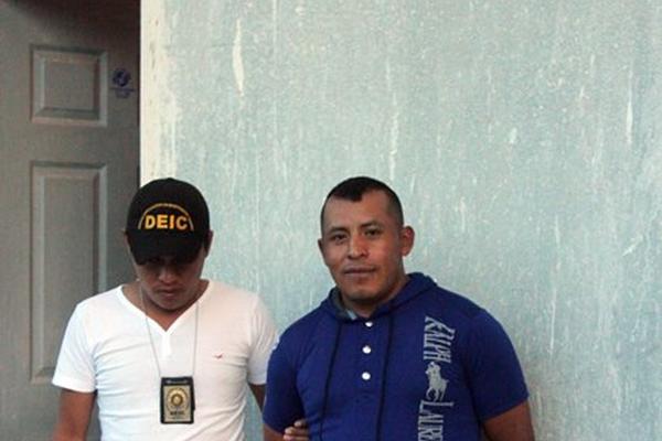 Un agente policial custodia a Francisco Valdemar Gómez Pérez. (Foto Prensa Libre: Hugo Oliva)