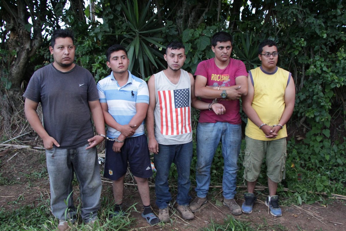 Los cinco detenidos tras ser sorprendidos desmantelando un vehículo robado. (Foto Prensa Liber: Cortesía PNC)