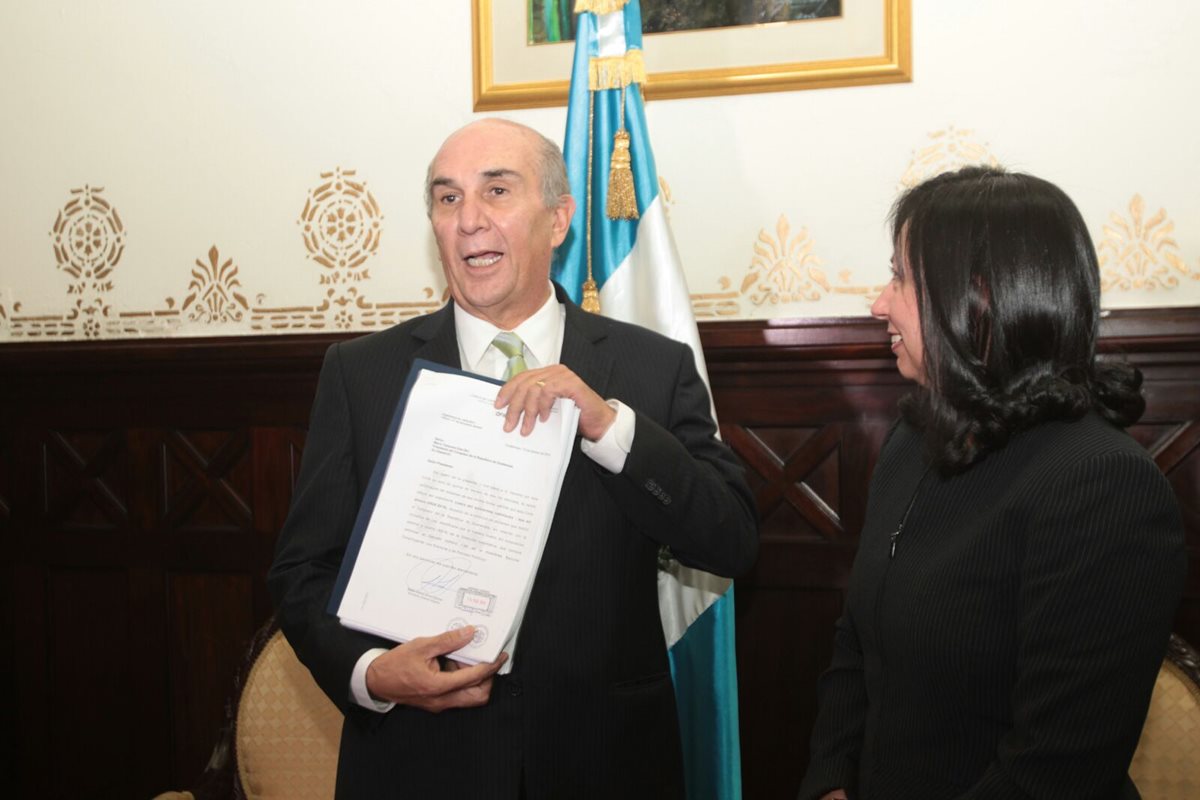El presidente del Congreso Mario Taracena, muestra el dictamen enviado este lunes por la CC. (Foto Prensa Libre: Erick Ávila)