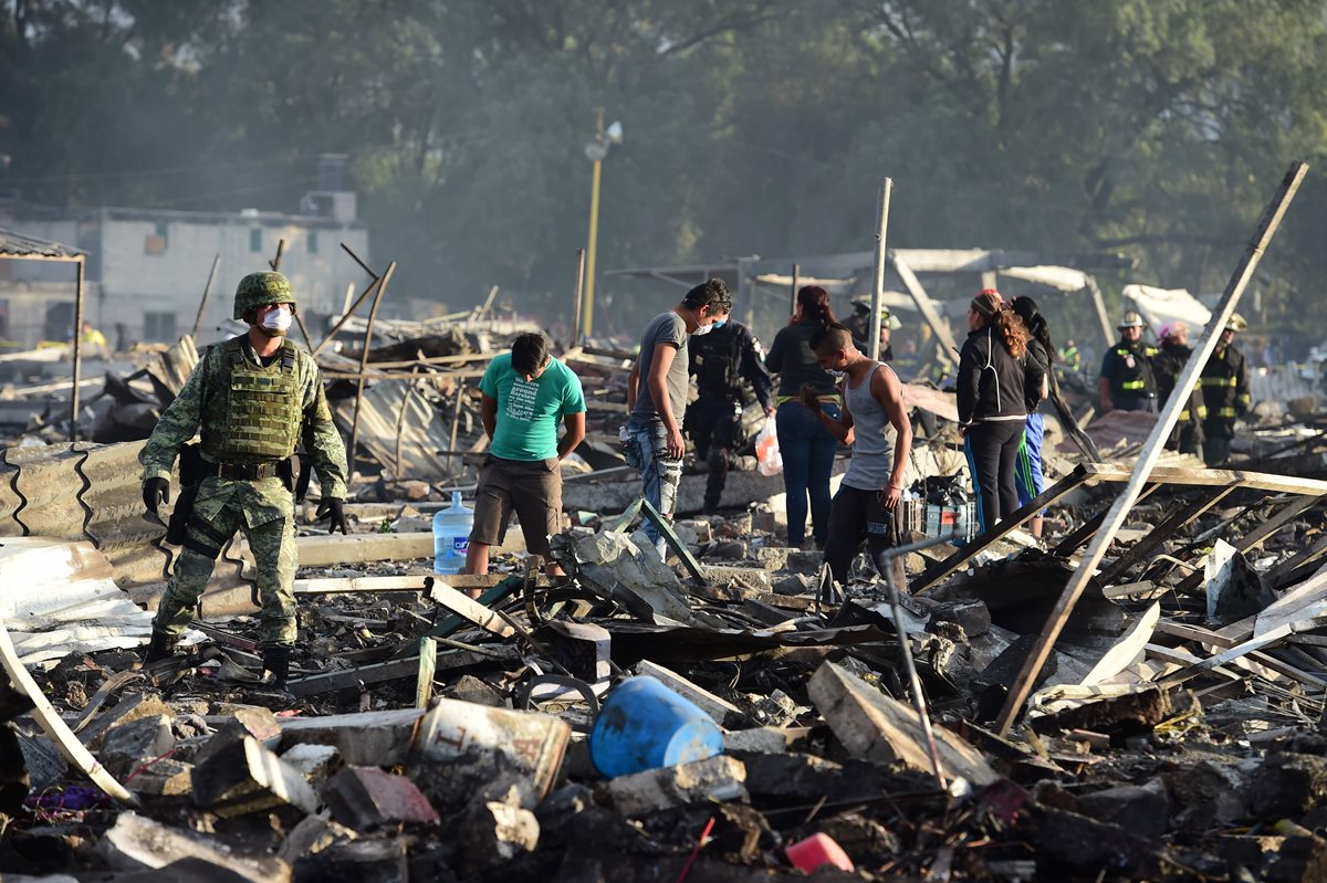 Panorámica del mercado que fue consumido por las llamas en el estado de México. (Foto Prensa Libre: AP).