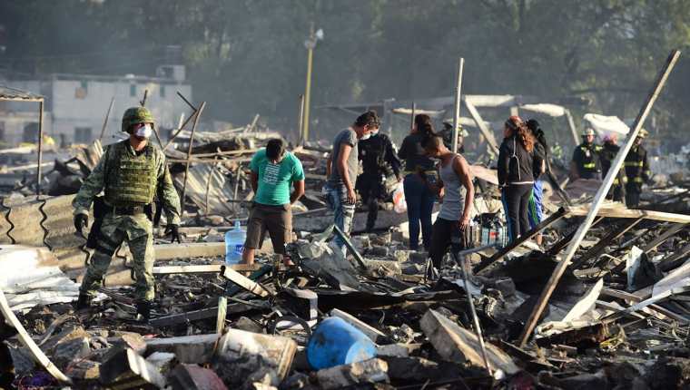 Panorámica del mercado que fue consumido por las llamas en el estado de México. (Foto Prensa Libre: AP).