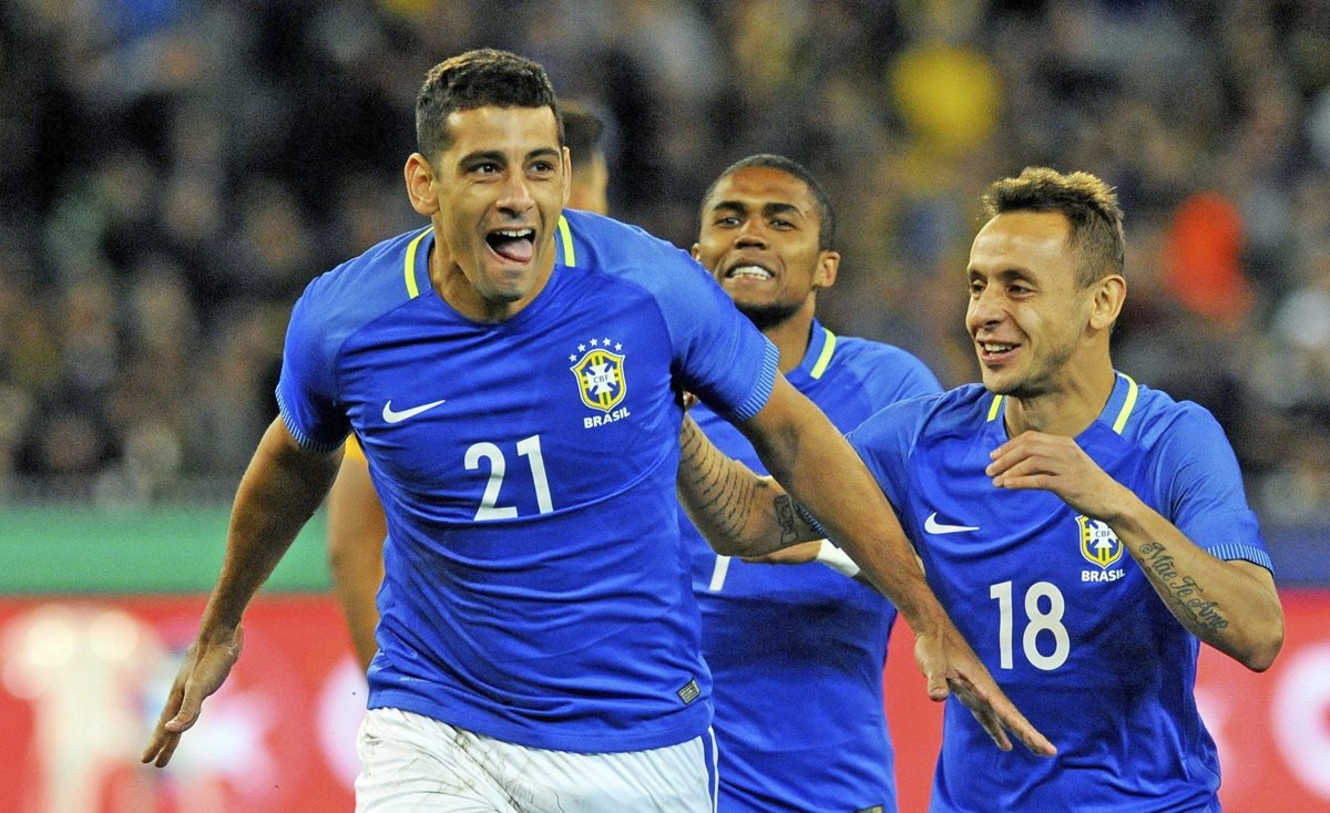 El centrocampista de la selección brasileña, Diego Souza (i), celebra junto con su compañero Rafinha (d). (Foto Prensa Libre: EFE)