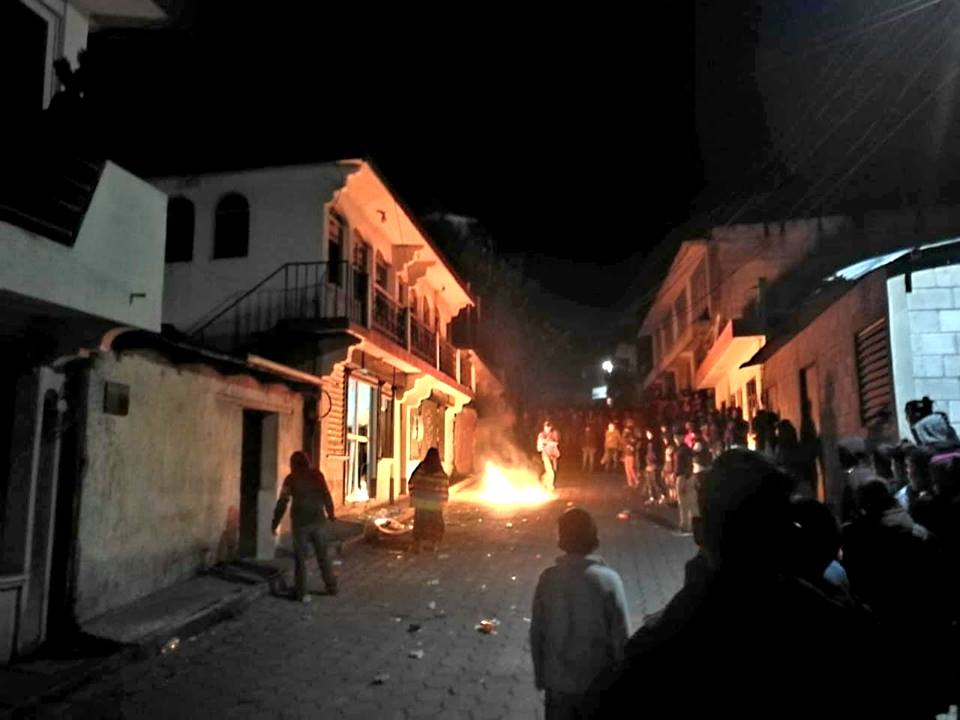 Vecinos de Santa Clara la Laguna, Sololá, causan disturbios frente a subestación de la PNC. (Foto Prensa Libre: Cortesía Nim TV)