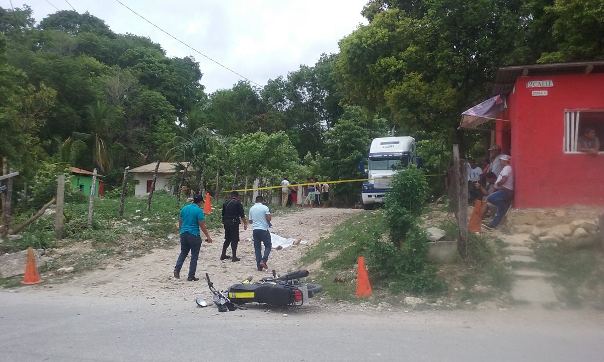 Agentes de la PNC resguardan el lugar donde fue hallado el cadáver de un hombre, en San Benito, Petén. (Foto Prensa Libre: Rigoberto Escobar)