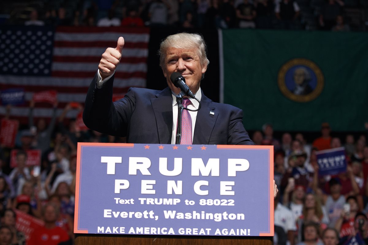 Trump, que ha suavizado su postura ante la migración, aceptó la invitación de Peña Nieto. (Foto Prensa Libre: AP)